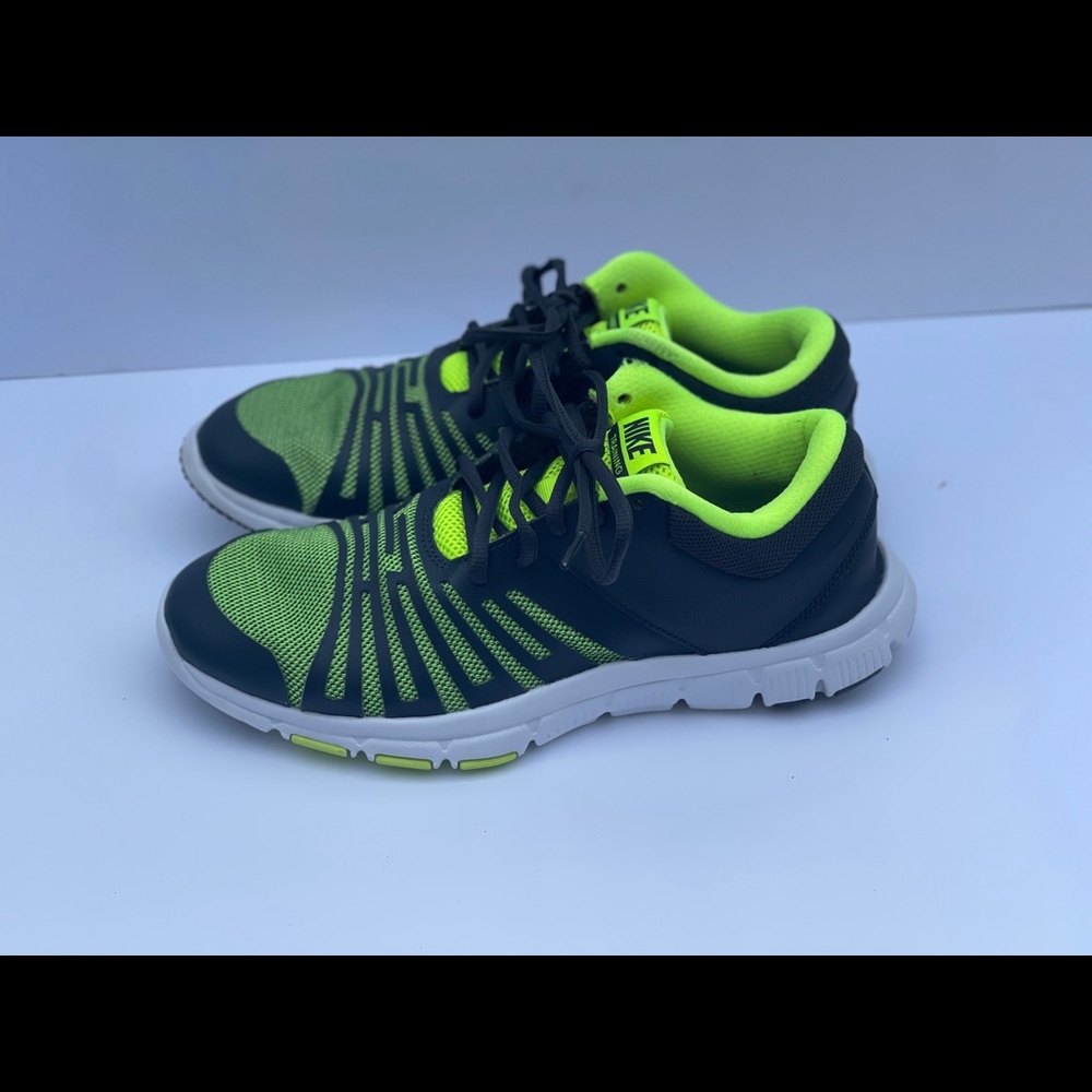Nike sneakers size 7 youth green and black training sneakers
